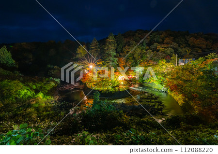 日本青森縣黑石市中野紅葉山的秋葉被燈光照亮 日本青森縣黑石市中野紅葉山的秋葉被燈光照亮 112088220