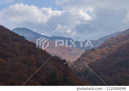 從日本青森縣青森市十和田八幡平國立公園的城倉大橋看到的城倉溪和八甲田山脈的秋葉 112088696