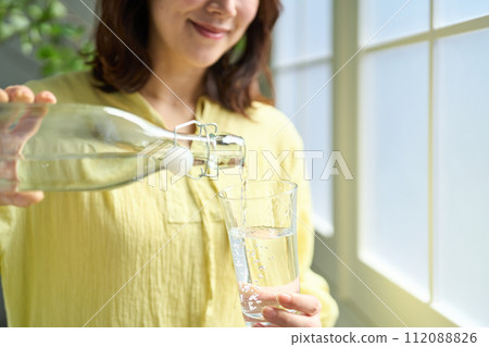 一個女人倒水 一個女人倒水 112088826