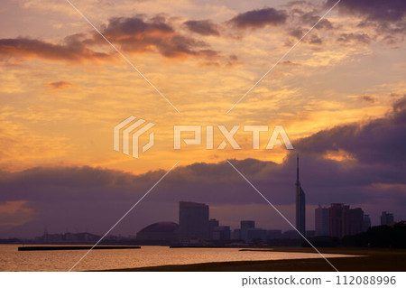 從愛宕濱地區看到的百道濱地區日出 112088996