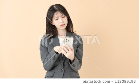 一個女人困擾著看著智能手機 112089198