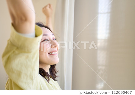 A woman who breathes deep 112090407