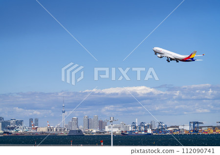 羽田機場、飛機起飛和東京大田區東京晴空塔的風景 112090741