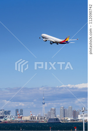 羽田機場、飛機起飛和東京大田區東京晴空塔的風景 112090742