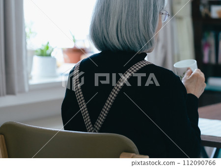 一位獨居老年婦女的後視圖 112090766