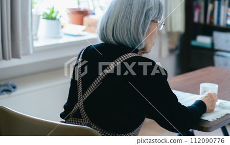 一位獨居老年婦女的後視圖 112090776