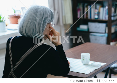 一位獨居老年婦女的後視圖 112090777