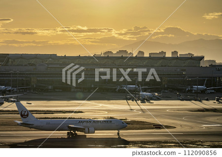 Haneda Airport at dusk, landed plane and Mt. Fuji, Ota Ward, Tokyo Haneda Airport at dusk, landed plane and Mt. Fuji, Ota Ward, Tokyo 112090856
