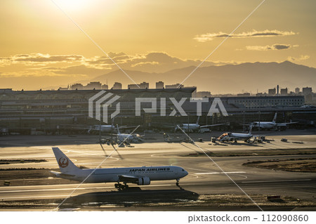 黃昏的羽田機場、降落的飛機和富士山,東京大田區 黃昏的羽田機場、降落的飛機和富士山,東京大田區 112090860