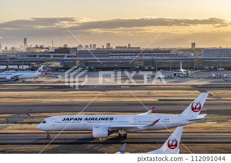 黃昏的羽田機場,飛機滑行和東京大田區 3 號航站樓 黃昏的羽田機場,飛機滑行和東京大田區 3 號航站樓 112091044