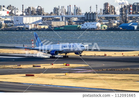 黃昏的羽田機場、降落的飛機和工廠，東京大田區 112091665