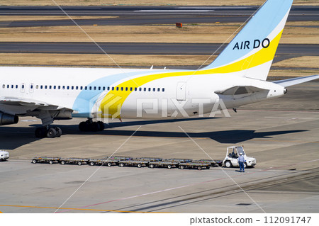 羽田機場、拖拉機和小車的風景,東京大田區 羽田機場、拖拉機和小車的風景,東京大田區 112091747