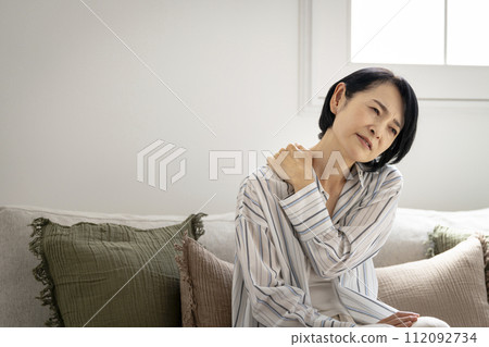 50歲出頭的女人扶著肩膀 50歲出頭的女人扶著肩膀 112092734