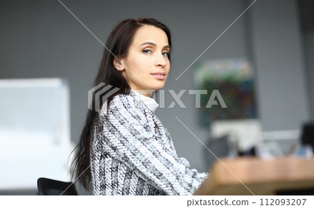 Pretty employee in costume 112093207