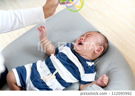 一個男人安撫哭泣的嬰兒的後視圖 112093992