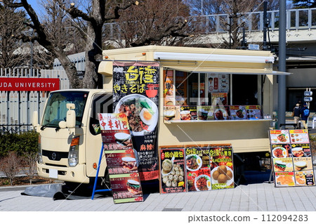 受歡迎的廚房車,旅遊景點的廚房車,活動場地的午餐 受歡迎的廚房車,旅遊景點的廚房車,活動場地的午餐 112094283