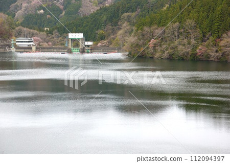 水沼水壩堤防和水壩湖 水沼水壩堤防和水壩湖 112094397