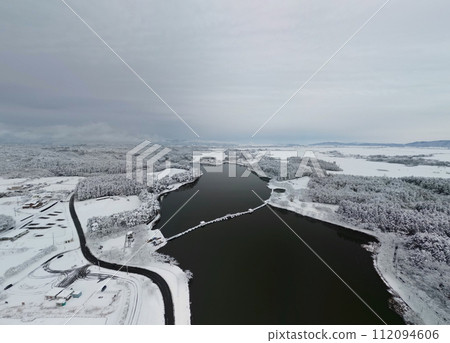 隆冬大雪中平津沼沼澤的鳥瞰圖 隆冬大雪中平津沼沼澤的鳥瞰圖 112094606