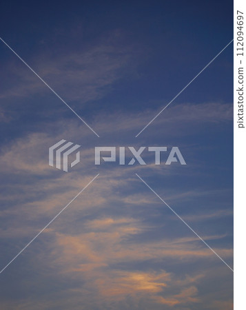 在夕陽下沾染的雲 在夕陽下沾染的雲 112094697