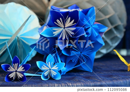 摺紙鶴和繡球花-受日本啟發的摺紙 摺紙鶴和繡球花-受日本啟發的摺紙 112095086