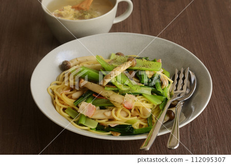 小松菜、培根和姬菇義大利麵 112095307