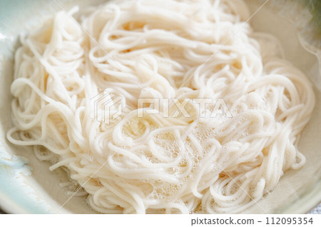 Egg white mixed with boiled somen noodles 112095354