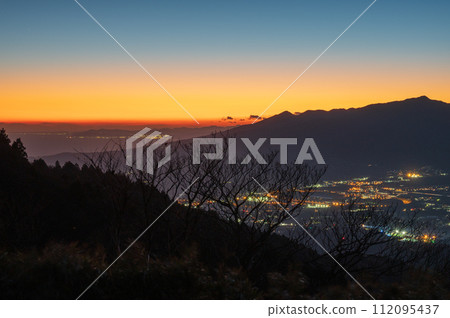 Night view of Gotemba seen from Hakone at dusk 112095437