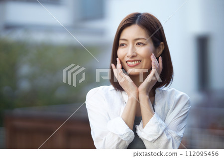 Middle-aged woman with semi-long hair 112095456
