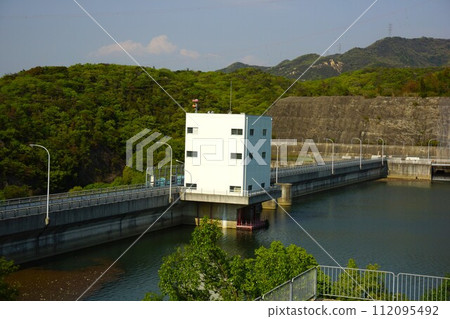 洞東水壩堤防和佃湖 112095492