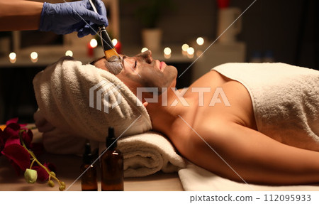 Beautician putting mask 112095933