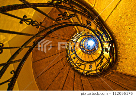 golden spiral staircase 112096176