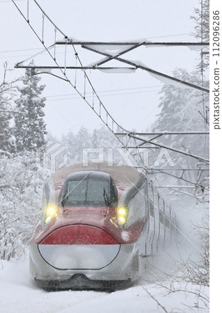 Akita Shinkansen in the snow 112096286
