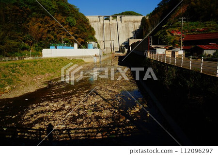 Embankment body and downstream of the second Hamada Dam under construction Embankment body and downstream of the second Hamada Dam under construction 112096297