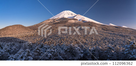 [靜岡縣] 黎明時分的雪富士山，從越切塚展望台眺望 112096362