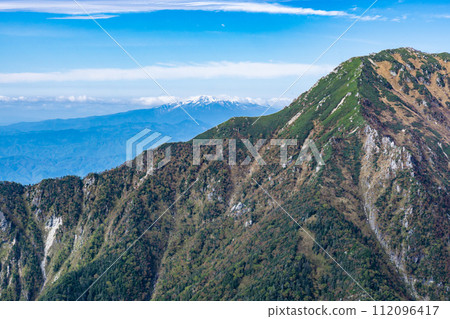 Central Alps longitudinal mountaineering from Senjojiki to Mt. Soraki, snow-capped Mt. Norikura 112096417