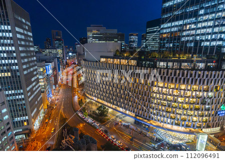 從大阪梅田雙子塔北眺望大阪夜景 從大阪梅田雙子塔北眺望大阪夜景 112096491
