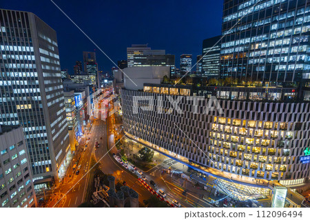 從大阪梅田雙子塔北眺望大阪夜景 從大阪梅田雙子塔北眺望大阪夜景 112096494