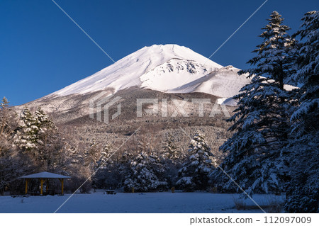 [靜岡縣] 黎明的富士山雪景和水塚公園 112097009