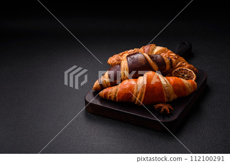 Delicious fresh, crispy French croissants with sweet filling  112100291