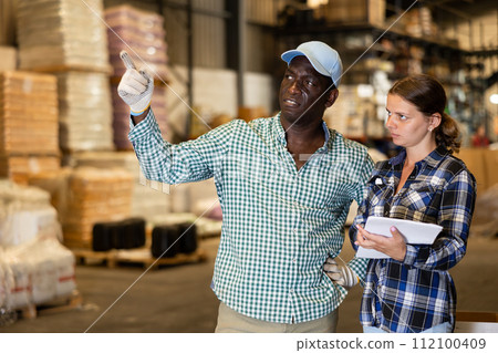 Man and woman choosing building materials 112100409