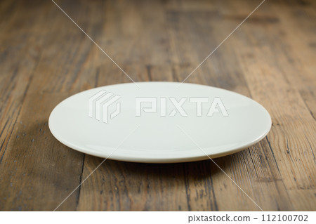 empty white plate 112100702