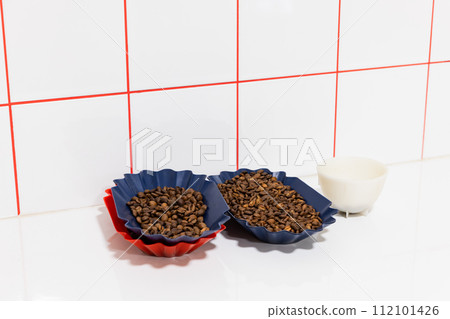 Samples of roasted arabica coffee are in plastic trays 112101426