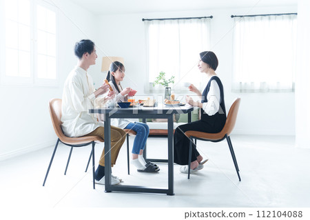 family eating at the dining room 112104088