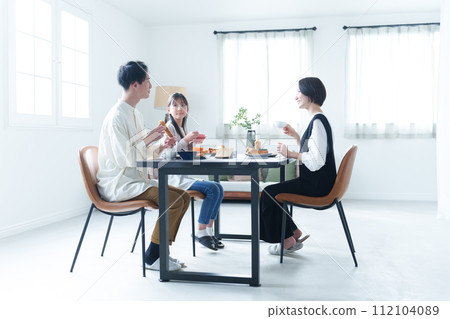 family eating at the dining room 112104089