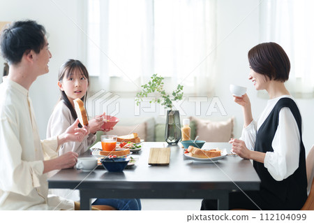 family eating at the dining room 112104099