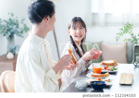 Parent and child eating rice in the dining room 112104103