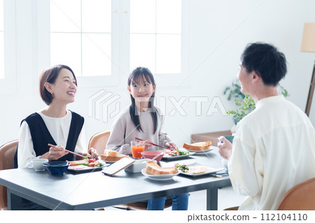 family eating at the dining room 112104110