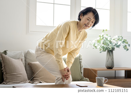 一名 50 歲婦女因膝蓋疼痛而齜牙咧嘴 112105151
