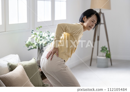 50歲出頭女性腰痛圖片 112105484