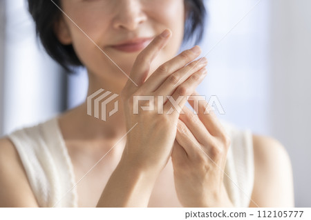 Beauty and hand care image of women in their early 50s 112105777